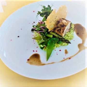 Obrázek Kuřecí prsa zabalená v jihotyrolském špeku a rolované stehýnko s citronovou náplní, servírované na hráškovém rizotu a s restovanou zeleninou.