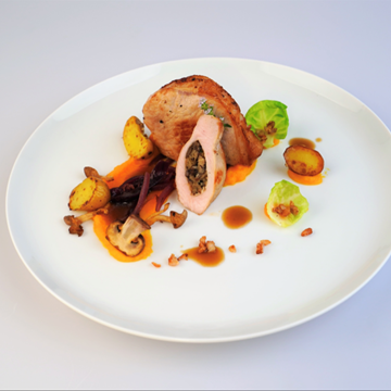 Obrázek Vepřové karé nadívané houbovou směsí, dýňové pyré, restovaná zelenina, pivní omáčka  a křupavé škvarečky