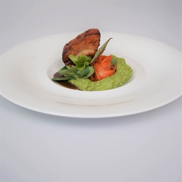 Obrázek Pomalu pečený vepřový bok na černém pivu s hráškovým pyré, zkaramelizovaná karotková růže