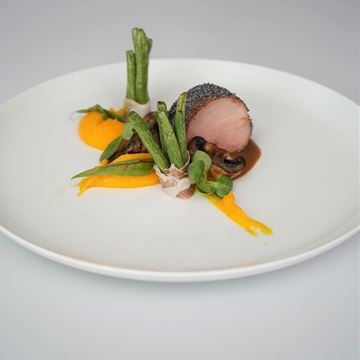 Obrázek Vepřová panenka obalená v máku s dýňovým pyré,  fazolové lusky ve slanině