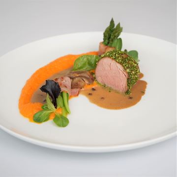 Obrázek Vepřová panenka v bylinkové krustě s houbovou omáčkou a karotkovým pyré, restovaná zelenina